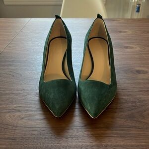 Everlane size 8 green suede pumps.